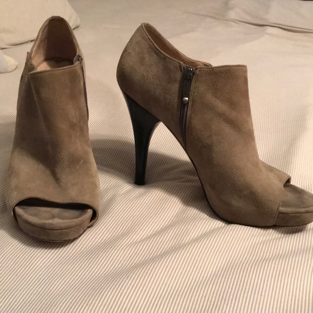 Adorable grey suede pumps!